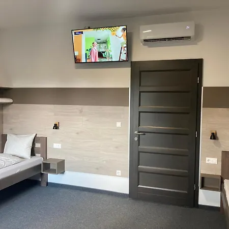 ゲストハウス Szuerke Juhar Vendeghaz ソンバトヘイ